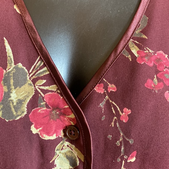 Beautiful Floral Venezia Bottom Pleated Blouse - Picture 2 of 10